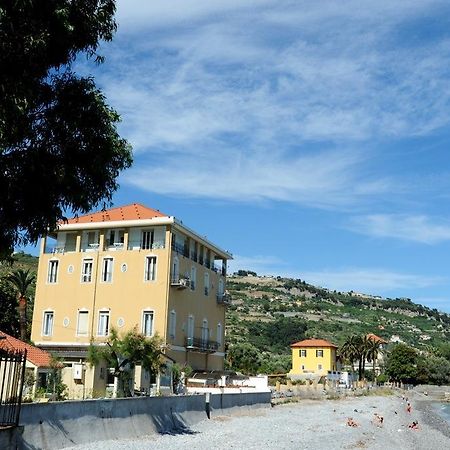 Holiday'S Beach Aparthotel Ventimiglia Eksteriør bilde