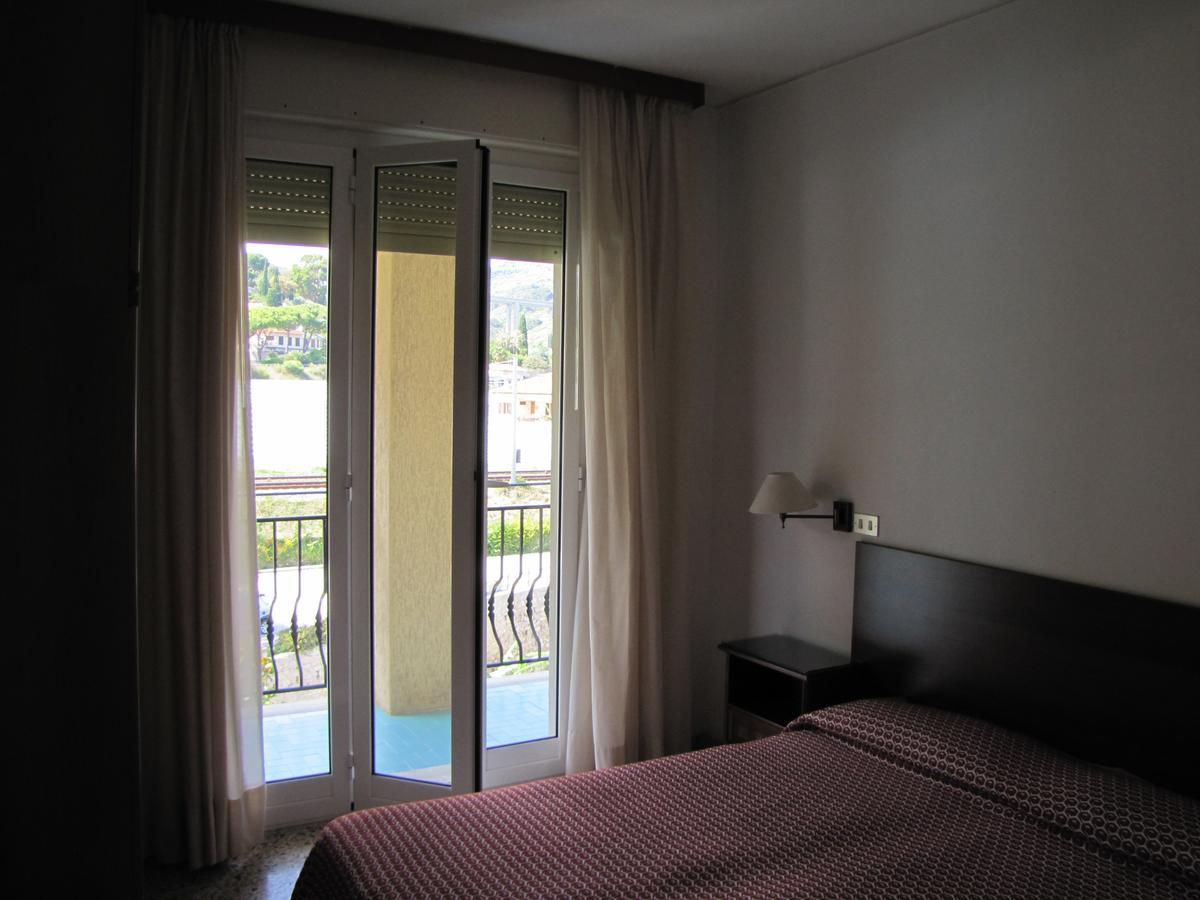 Holiday'S Beach Aparthotel Ventimiglia Eksteriør bilde