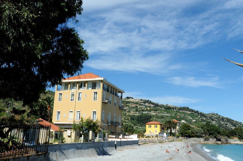 Holiday'S Beach Aparthotel Ventimiglia Eksteriør bilde