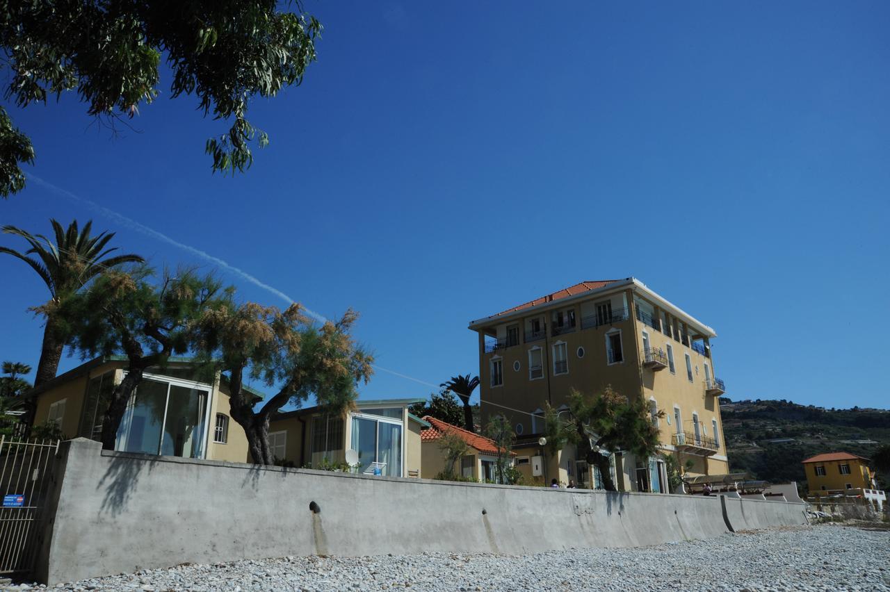 Holiday'S Beach Aparthotel Ventimiglia Eksteriør bilde