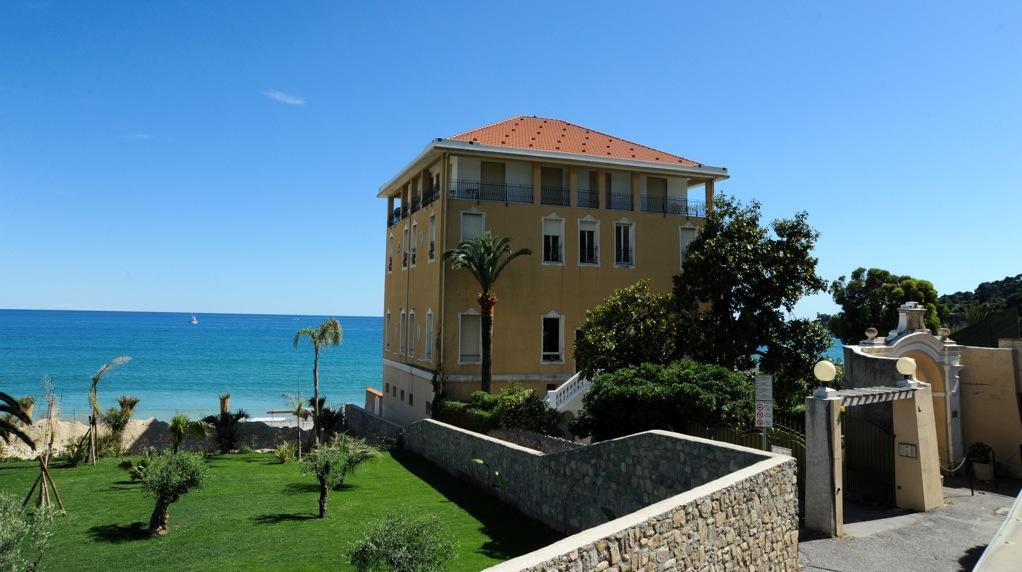 Holiday'S Beach Aparthotel Ventimiglia Eksteriør bilde