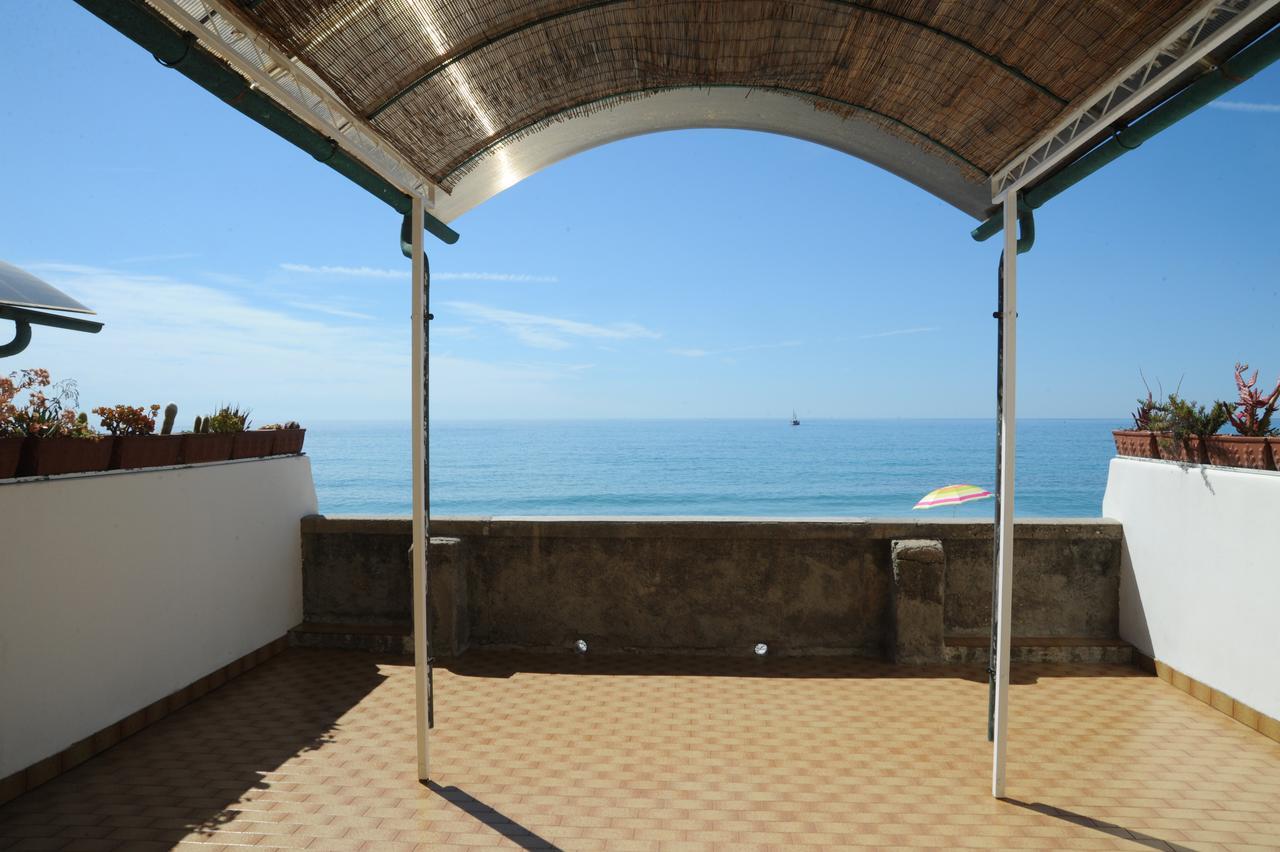 Holiday'S Beach Aparthotel Ventimiglia Eksteriør bilde