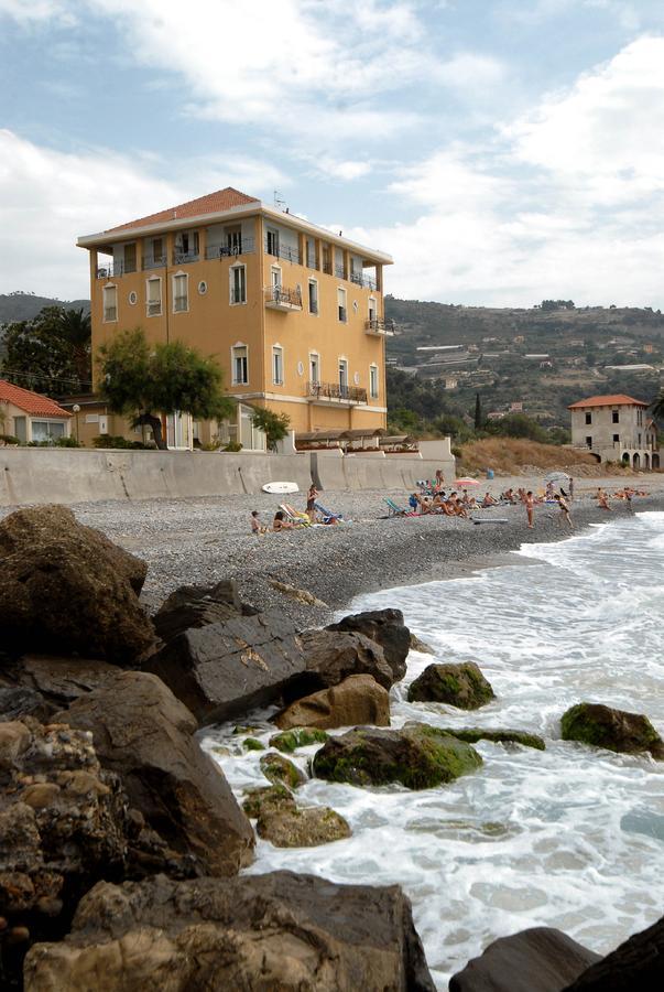 Holiday'S Beach Aparthotel Ventimiglia Eksteriør bilde