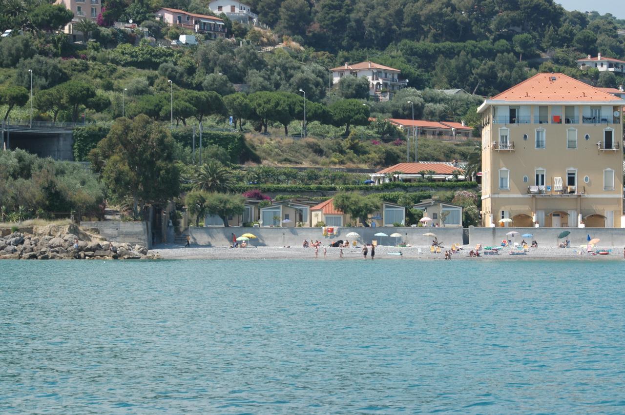 Holiday'S Beach Aparthotel Ventimiglia Eksteriør bilde