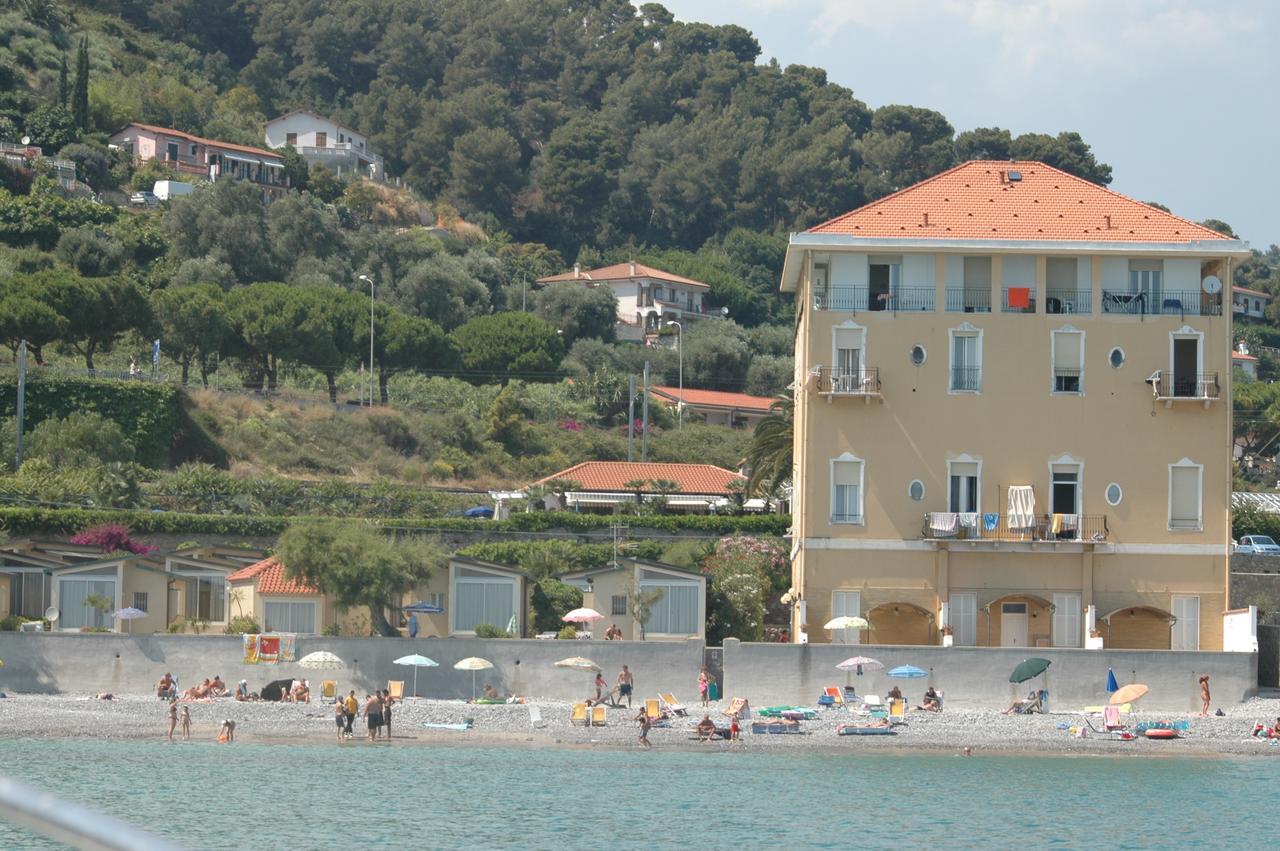 Holiday'S Beach Aparthotel Ventimiglia Eksteriør bilde